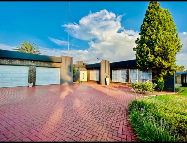 5 BEDROOM HOUSE FOR SALE IN VANDERBIJLPARK SE 3